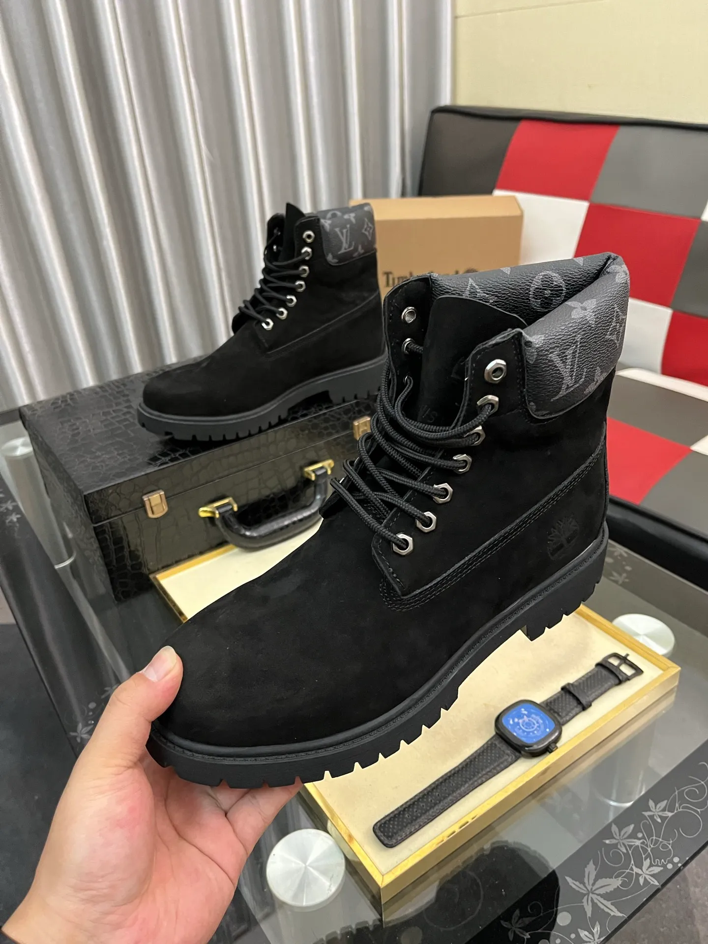 Ex-factory price: 458⌚️⌚️LV x Timberland Timberland joint model Presbyopia Embossed Rhubarb Boots Ankle Boots Short Boots LV x Timberland ankle boots are made of Monogram embossed waterproof nubuck cow leather, relying on the brand's exquisite craftsmanship to carefully reshape the classic Timberland 6-inch boot shape in Italy, with an eye-catching American workwear style. Created by Pharrell Williams 2025 autumn and winter menswear show. Monogram embossed tongue, original Timberland laces and outsole are exquisite details, and the leather label expresses the cooperation logo. Exquisite packaging at the delivery counter🛍📦 ▪️Material: Original customized imported first-layer cowhide ▪️Inner lining: Original customized leather lining/mesh lining ▪️Outsole: Original molded rubber material ▪️Sole thickness: 3.5CM ▪️Size: 38-44